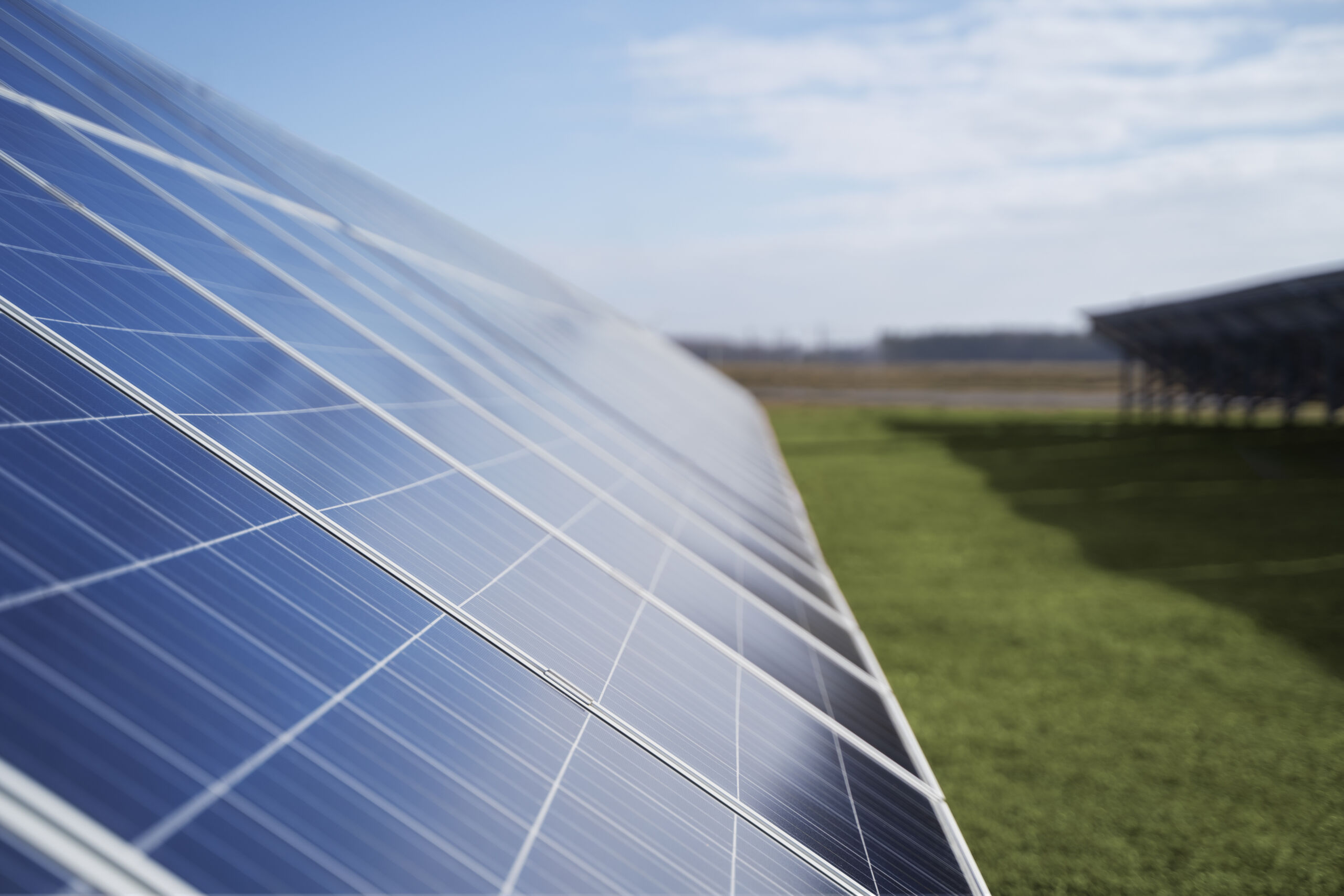 panneaux-solaires-ecologiques-journee-ensoleillee